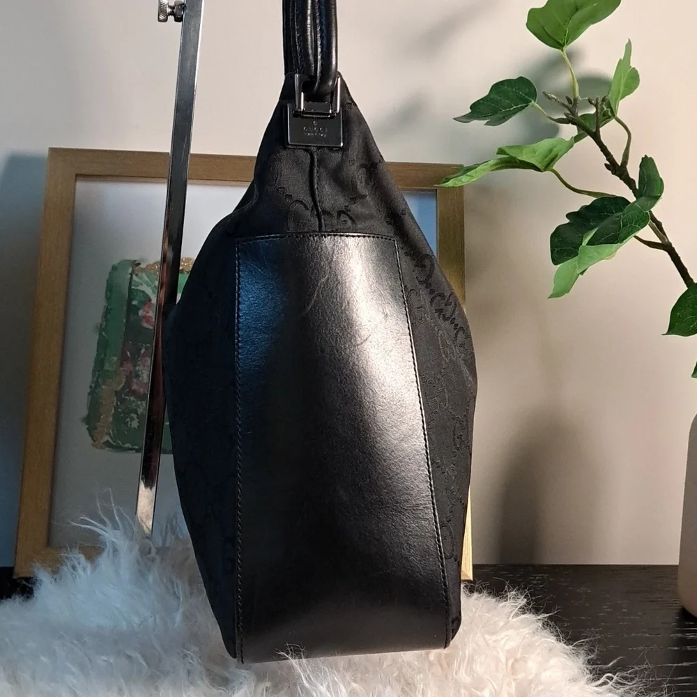 Gucci GG Canvas Shoulder Bag with COA EUC - Picture 5 of 17